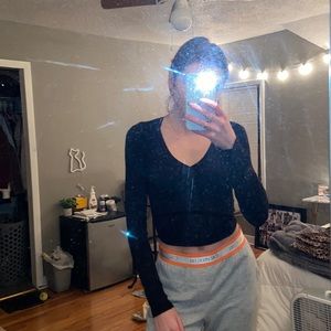 Black & white cropped v-neck long sleeve